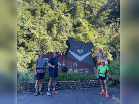 花7個半小時，越嶺15公里硬路線！連石頭也會滑，謝金河跌坐地上很多次...「難度不輸霞喀羅」